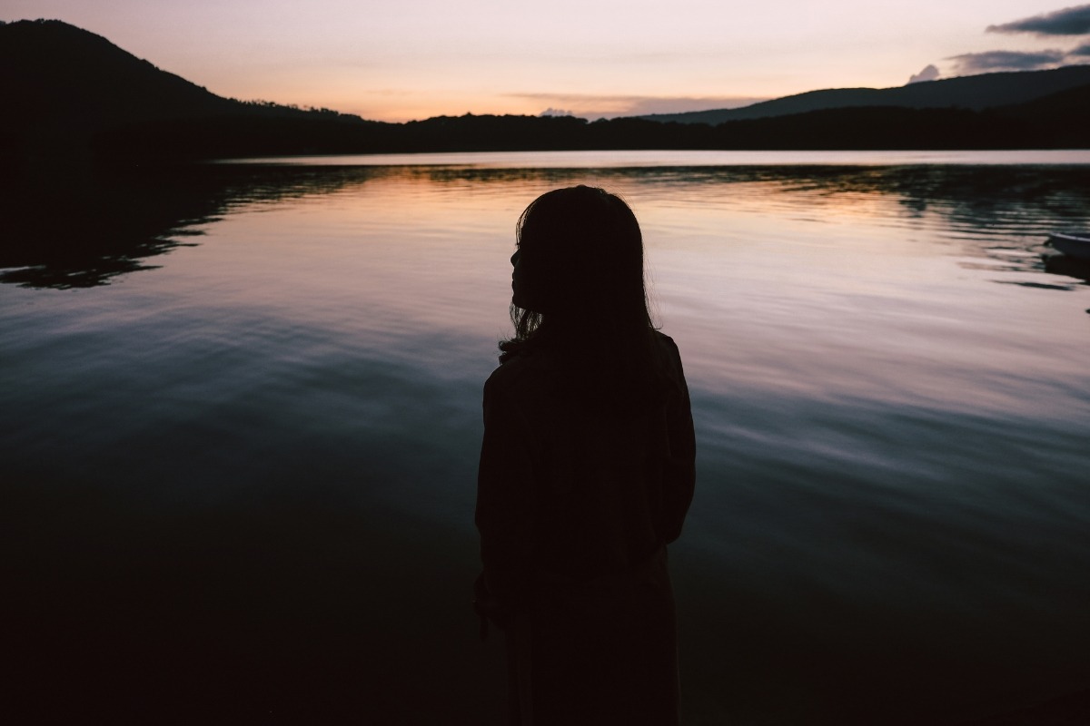 Estudio bíblico sobre la armadura de Dios que explica cómo vestirla para proteger el alma y vencer las pruebas espirituales con fe y poder divino.